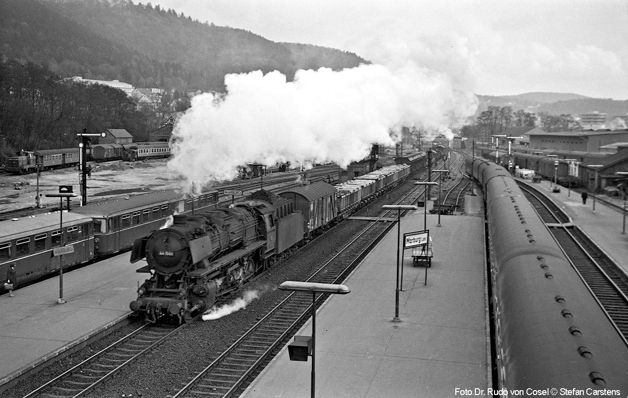 44 1551 im Jahr 1965 in Marburg. Links im Bild ein ETA 150, dahinter auf dem ehemaligen Bw-Gelände eine V 60 und eine Kleinlok