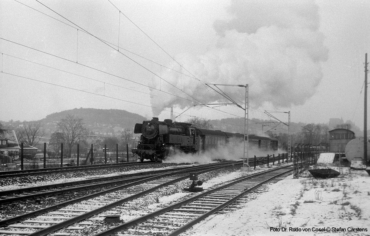 65 010 mit Personenzug 1967 in Marburg Süd