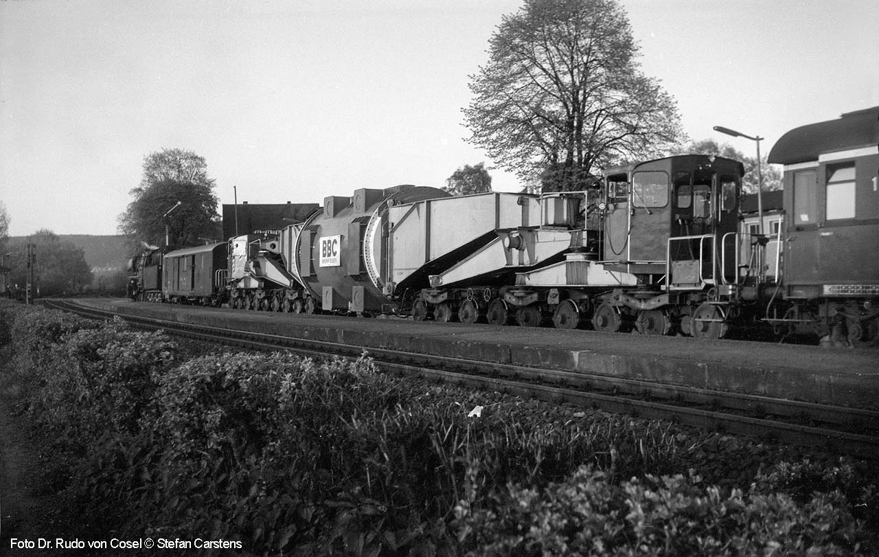 SBB Tragschnabelwagen O 73291 im Jahr 1966 in Marburg Süd, Zuglok war 50 545