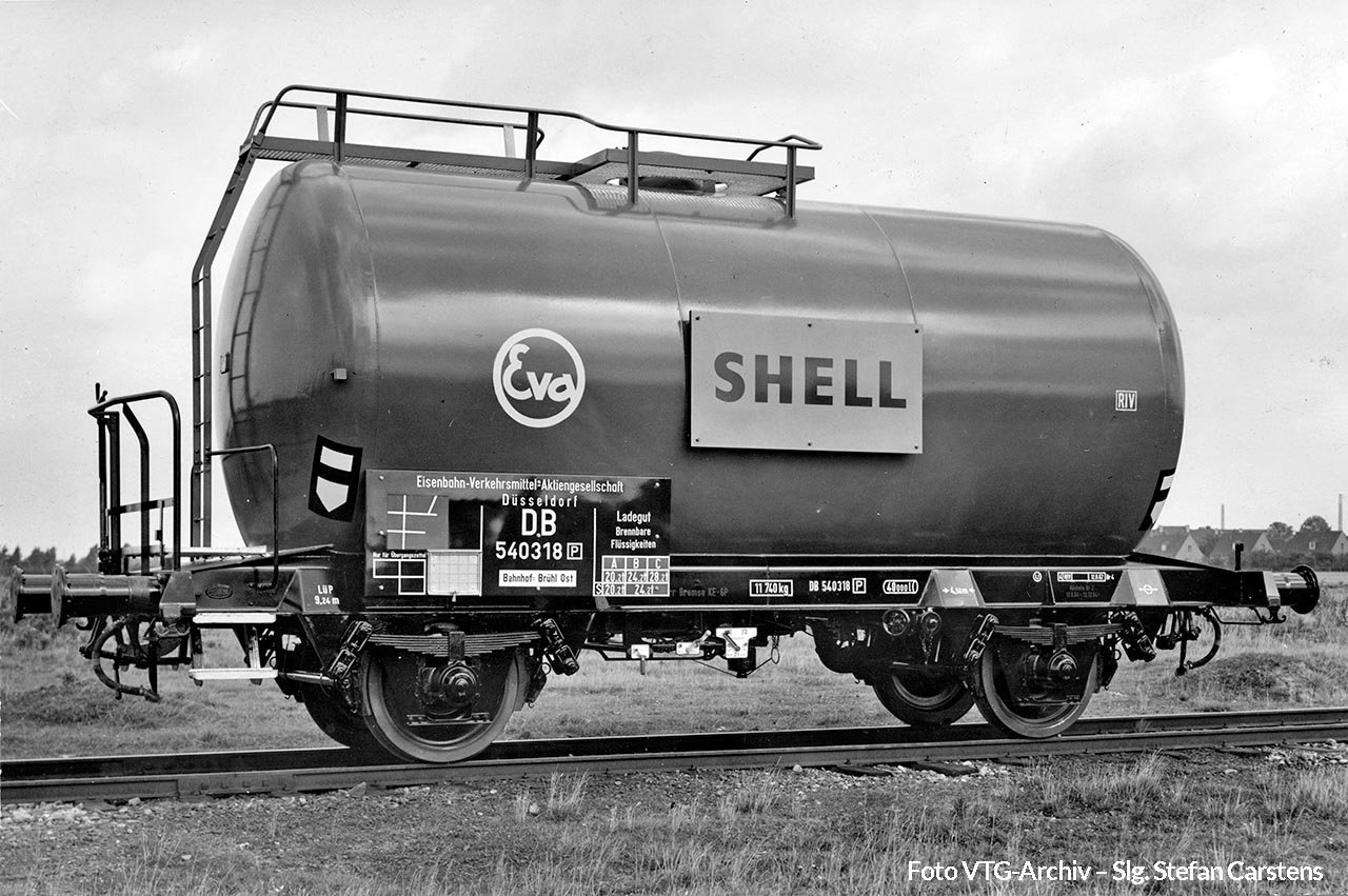 540 380 der EVA mit Shell-Werbung im September 1962 in Krefeld-Uerdingen