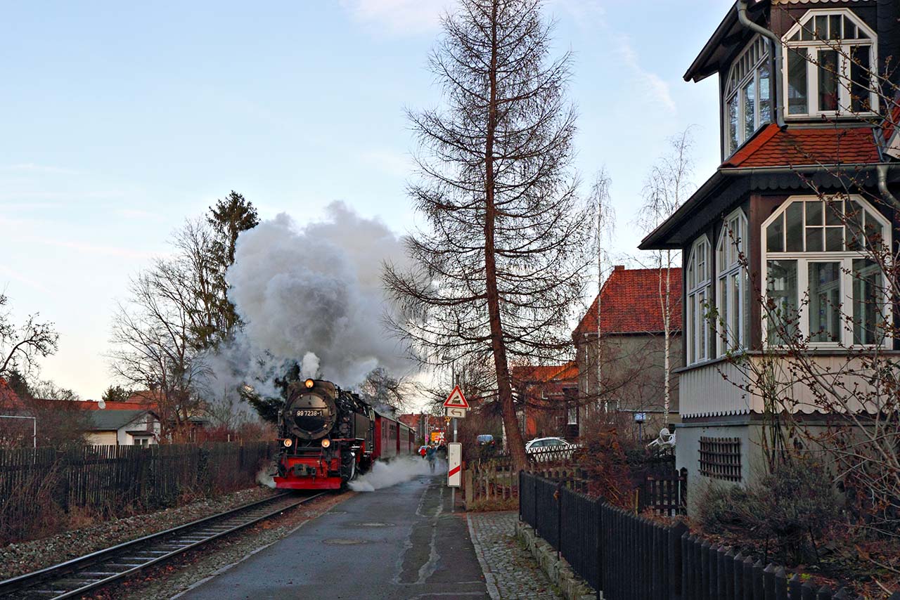 99 7238 mit dem P 8931 am 29. Dezember 2012 in Wernigerode an der Malzmühle