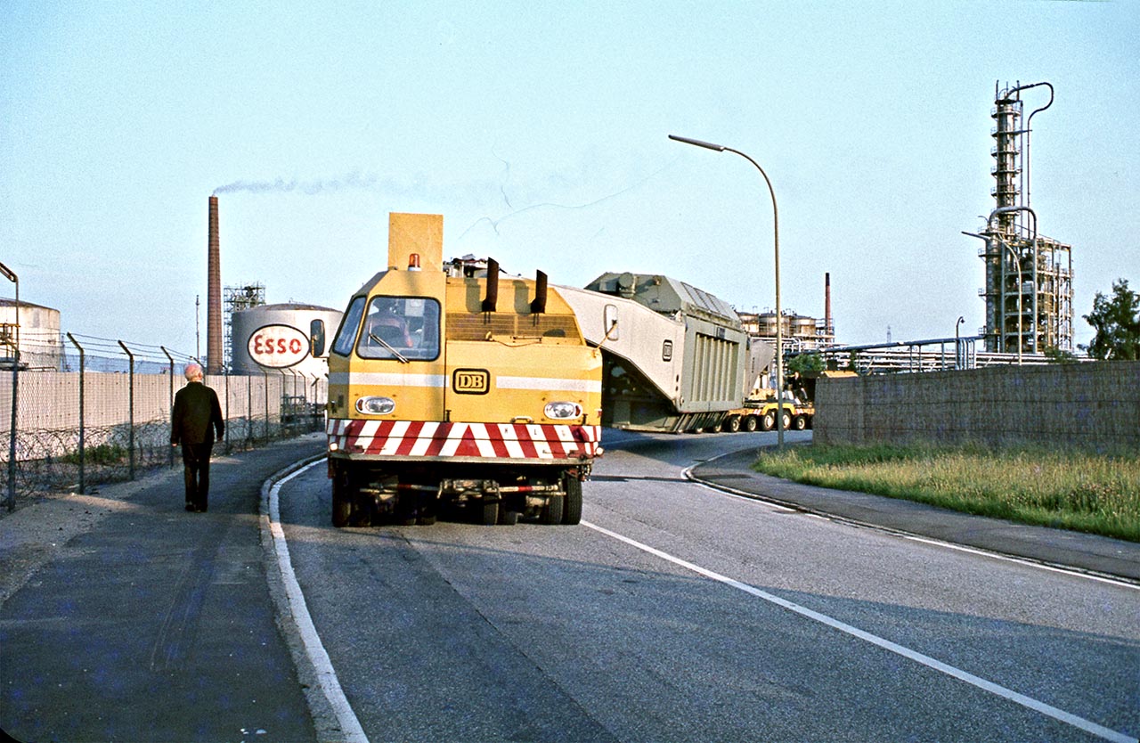 Straßentransport eines Trafos mit Tragschnäbeln am 24. Juni 1981 vom Pumpspeicherwerk Geesthacht zum Bf Hamburg Unterelbe Seehafen – Foto Peter Driesch @ SC