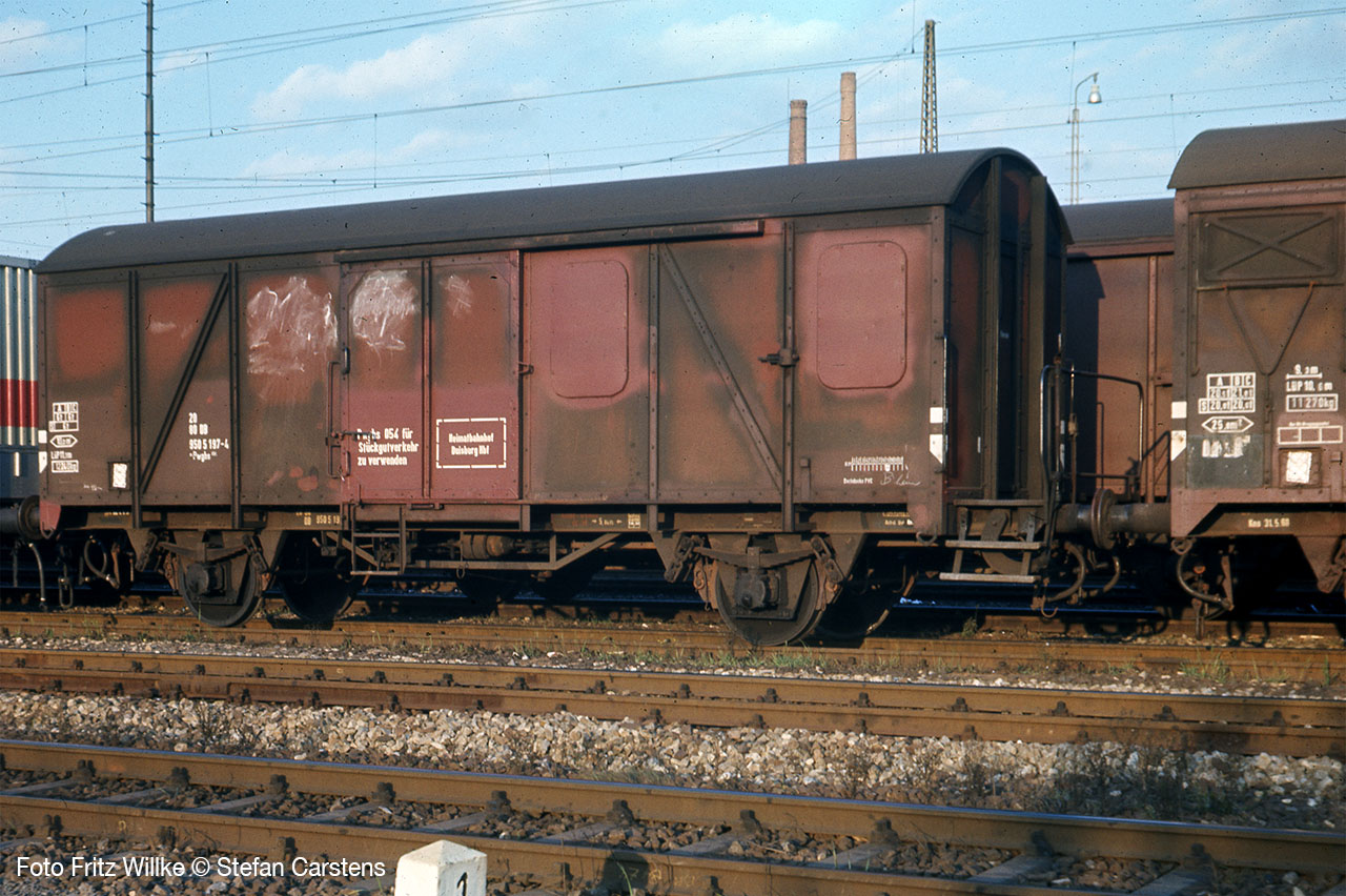 Im November 1969 wurde der Pwghs 054 950 5 197 bereits vom Bahnhof Duisburg Hbf als Stückgutwagen eingesetzt. Das Foto zeigt ihn im Rbf Untertürkheim