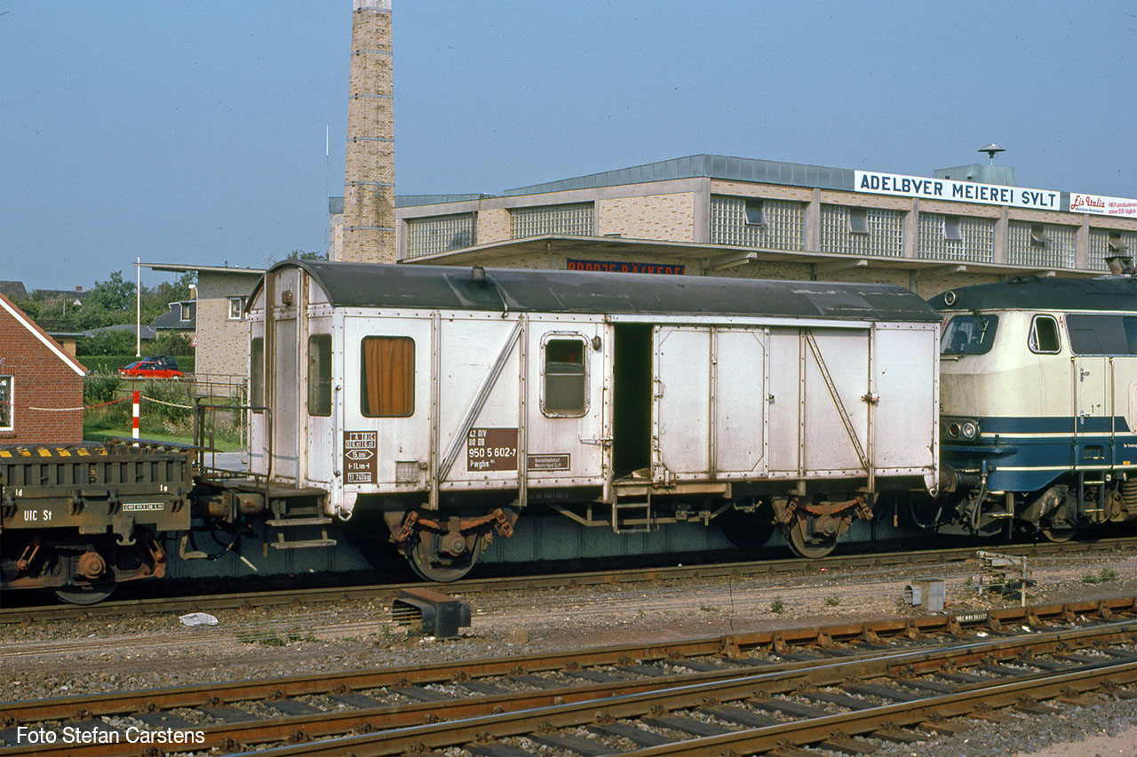 Der Pwghs 054 950 5 602 für den Autozug Sylt, aufgenommen im August 1991 in Westerland