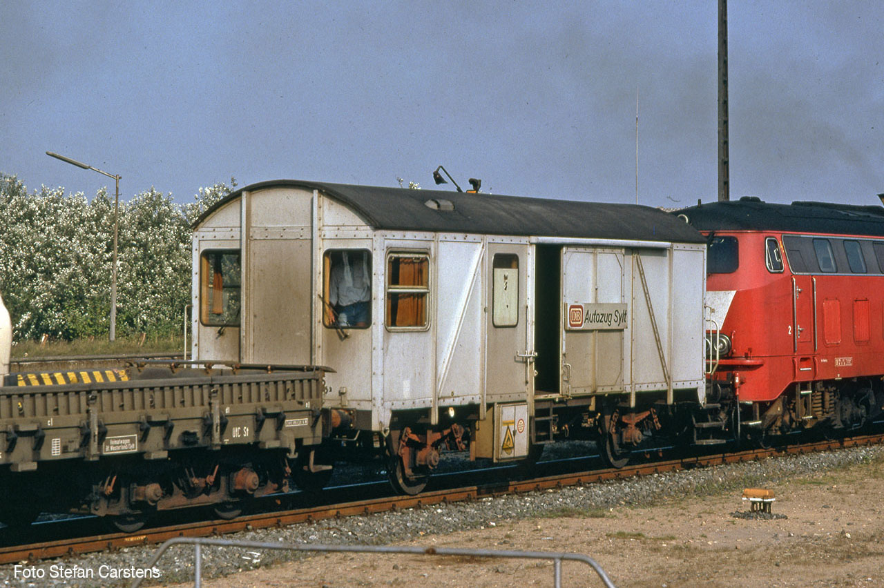 Ein Pwghs 054 für den Autozug Sylt, aufgenommen im August 1991 in Westerland