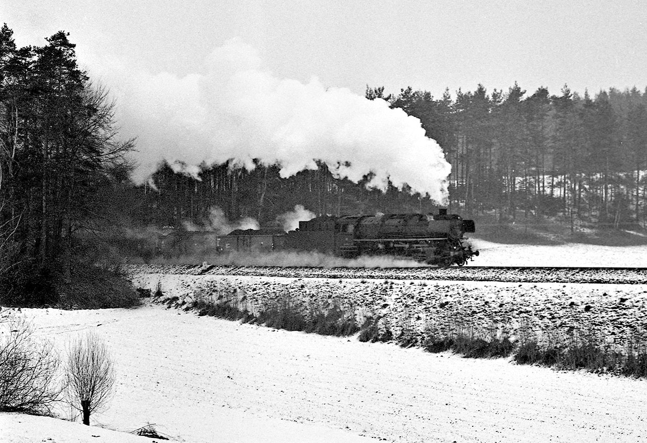 044 834 hatte am 6. März 1974 mit dem Kohlenzug Gag 69239 zur Maxhütte in Sulzbach-Rosenberg den Brechpunkt bei Schönlind passiert und musste nur noch den Rest des Zuges über den Buckel ziehen. Foto SC