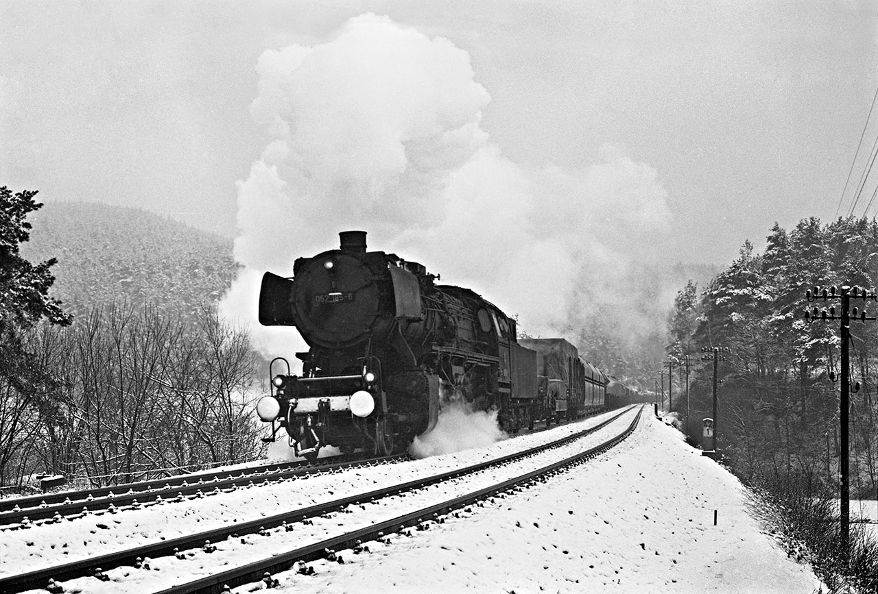052 185 arbeitete sich am 6. März 1974 mit dem Ng 16507 Nürnberg – Schwandorf vor dem Hp Etzelwang die Steigung von Hartmannshof nach Neukirchen b. S.-R. hinauf. Foto SC