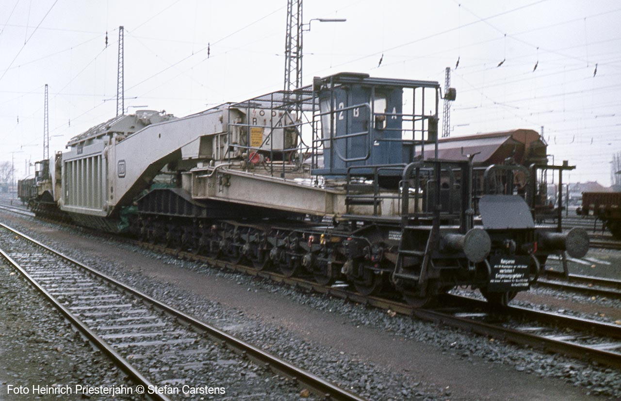 Der Uaai 838 999 0 750, aufgenommen im Oktober 1980 in Uelzen, wird seit 1995 nicht mehr als Tragschnabelwagen eingesetzt, sondern nur noch mit Lastträgern.