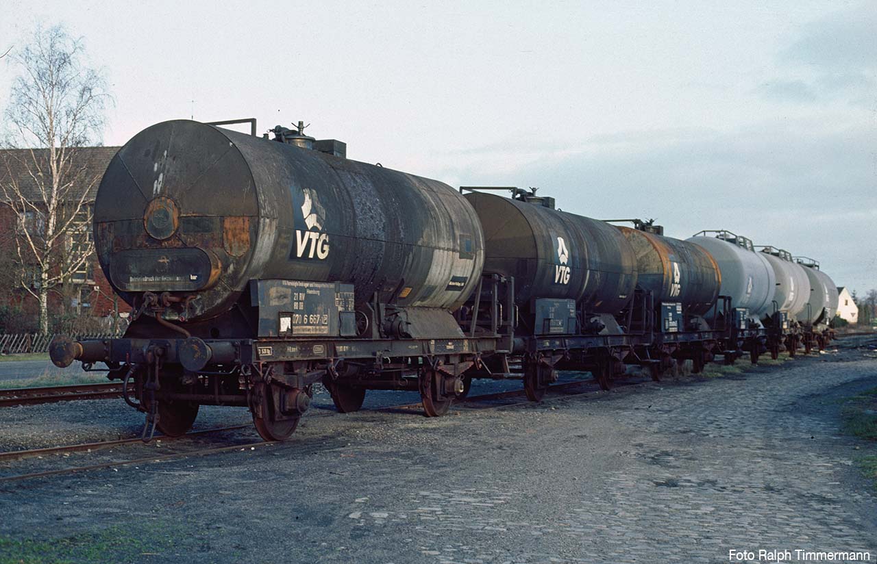Abgestellte VTG-Mineralölkesselwagen, vorn der 070 6 667 – Erichshof, Dezember 1983