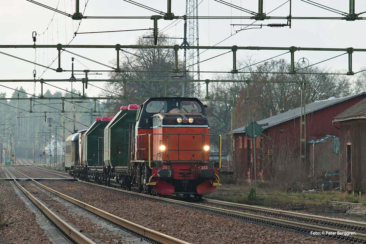 Ab 2014 hat Trafikverket bislang 16 gebrauchte Synchronumformer von der DB AG gekauft (ab 2023). Die ersten beiden Umrichter kamen 2014 mit der Eisenbahnfähre von Rostock nach Trelleborg. Dieses Foto stammt vom Bahntransport durch Schweden.