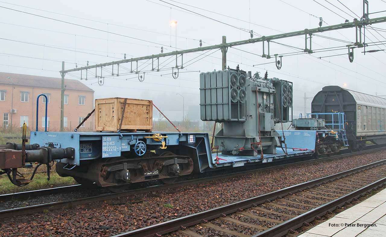 Ein gebrauchter Trafo der DB auf dem Uaais 745 D-NCS 35 80 992 2212-9 im Oktober 2015 im Bahnhof Åmål. Oktober 2015.