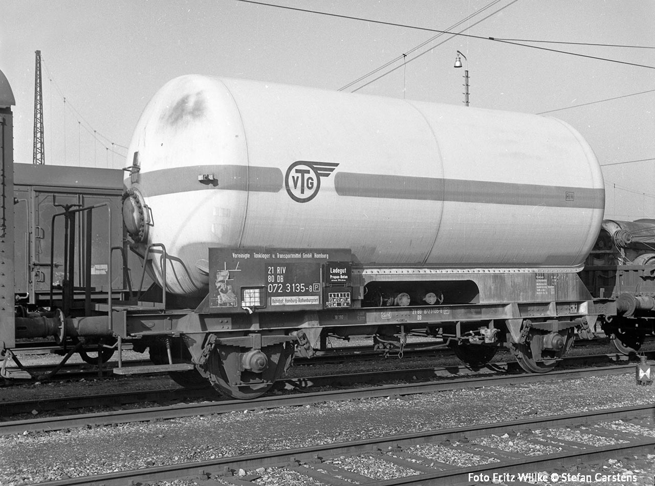 Der 072 3 135 [P] der VTG, aufgenommen Anfang der 70er-Jahre im Rbf Untertürkheim, war 1961 von Kaminski zum Transport von Propan und Butan gebaut worden. Sein Kessel fasste 45 m³.