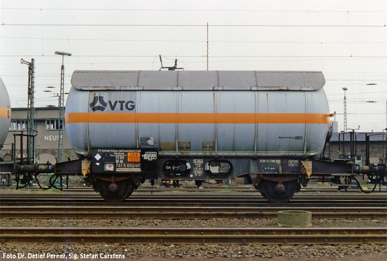 Der in den 60er-Jahren gebaute 50-m³-Propanwagen 741 5 002 [P] der VTG, aufgenommen im Oktober 1988 in Neuss