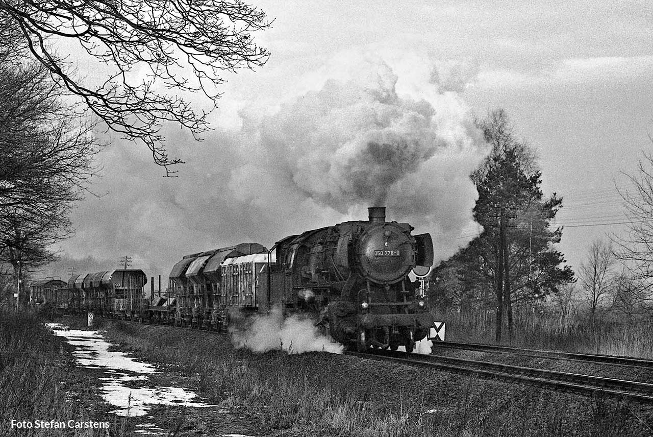 050 778 am 22. Dezember 1973 mit dem Dg 6831 Lehrte–Braunschweig bei Hämelerwald