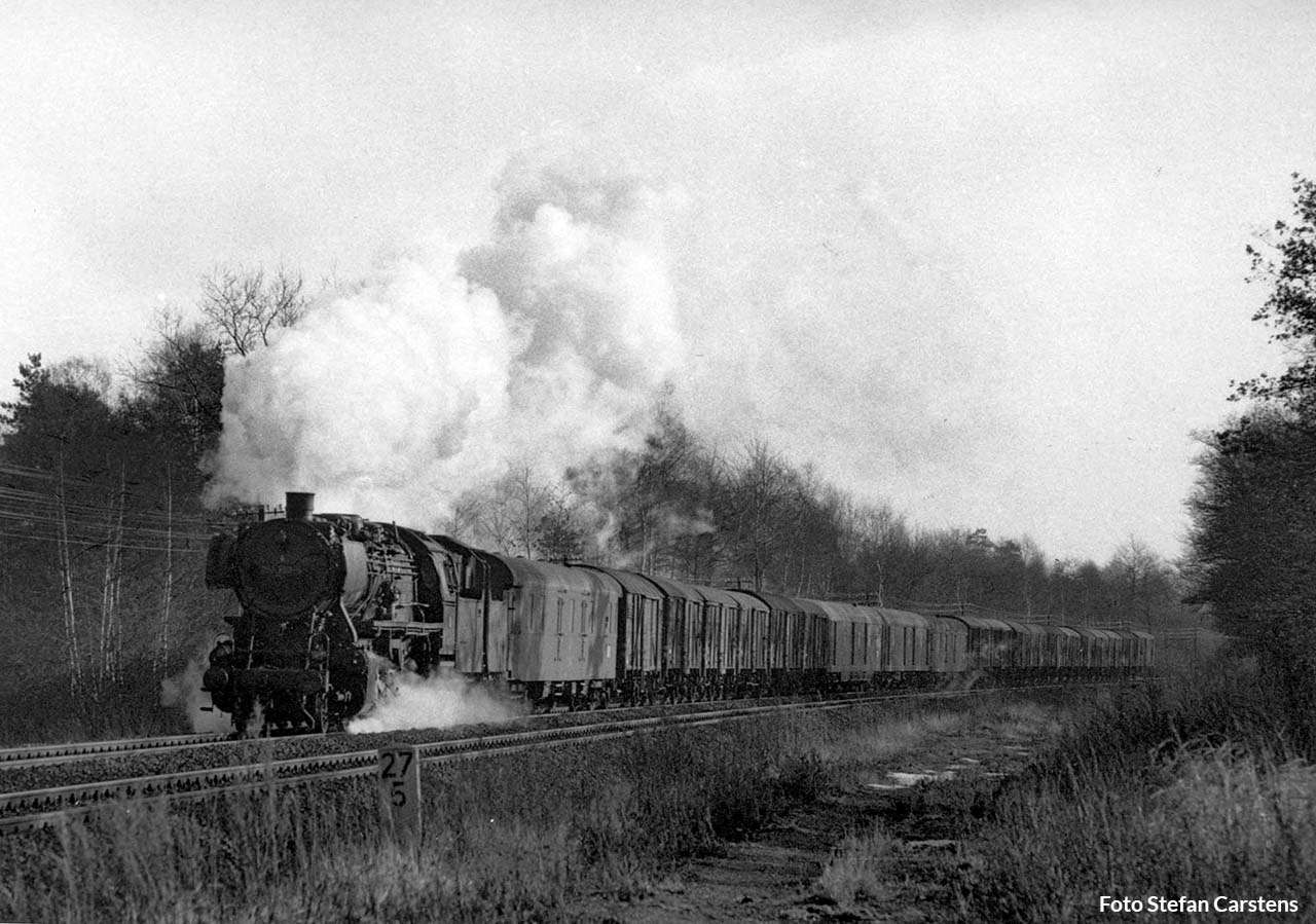 Auch wenn der am 22. Dezember 1973 von 051 290 von gezogene Postzug Dg 44460 aus Braunschweig kam, weist ihn die Zugnummer als einen aus Berlin kommenden Zug aus.