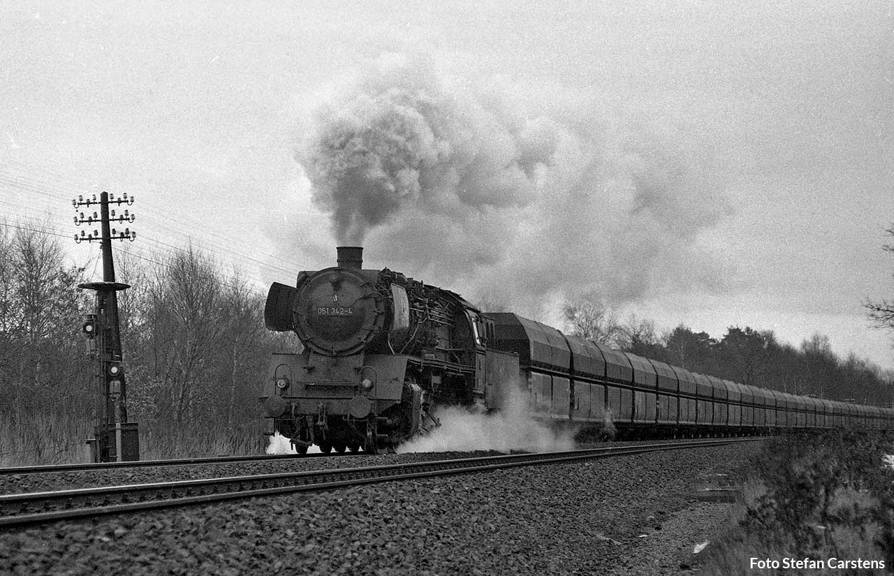 051 342 am 22. Dezember 1973 mit dem Gdg 69972 Beddingen–Lehrte am Einfahrvorsignal von Hämelerwald.