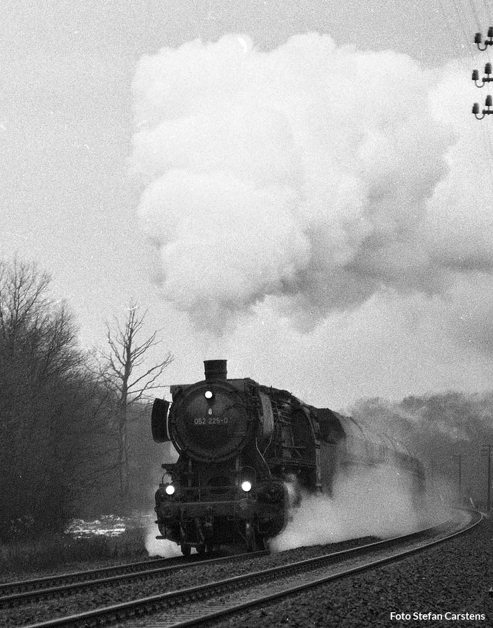 Planmäßig verkehrten nahezu rund um die Uhr Kohlenzüge nach Berlin. Zu ihnen gehörte der am 22. Dezember 1973 von 052 225 gezogene Gdg 47485 (Ruhrgebiet–) Lehrte-Helmstedt, aufgenommen am Posten 40 bei Hämelerwald.