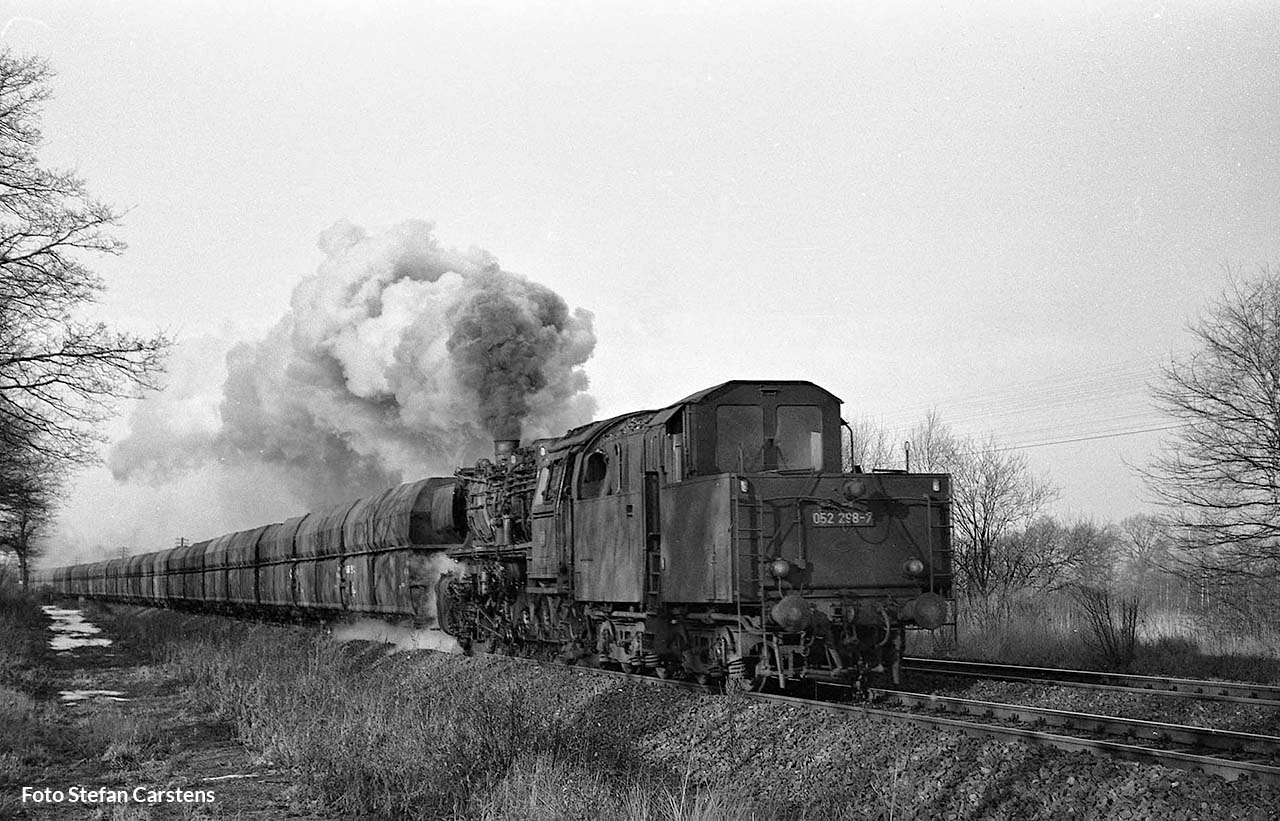 Die Aufnahme nach der Zugkreuzung am 22. Dezember 1973 am Posten 40: 052 298 mit dem Gdg 69713 Lehrte-Peine.