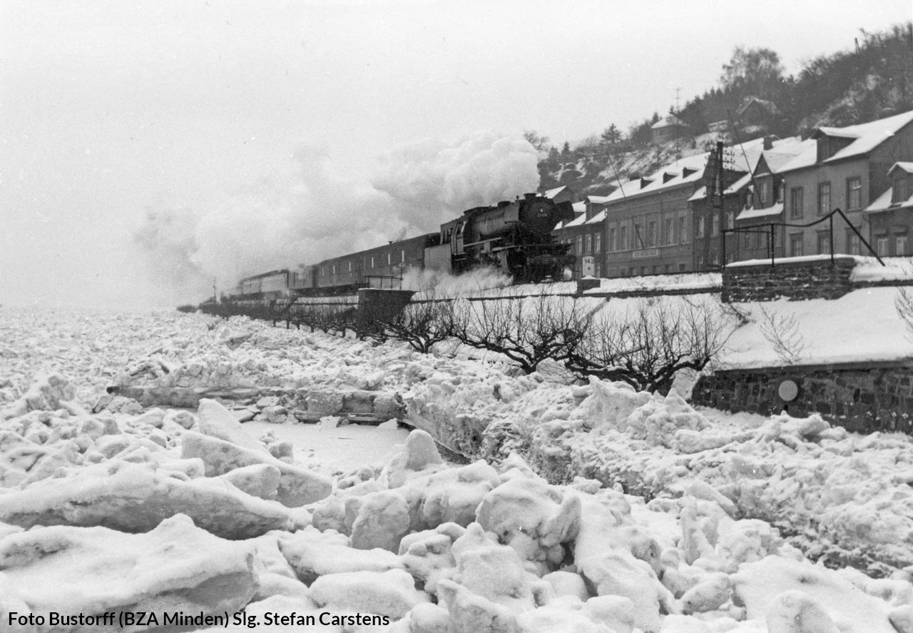 Eine 23 (die Nummer lässt sich nicht eindeutig erkennen, aber es muss 23 016, 018 oder 019 sein mit einem nordwärts fahrenden Schnellzug im Februar 1956 in Niederheimbach