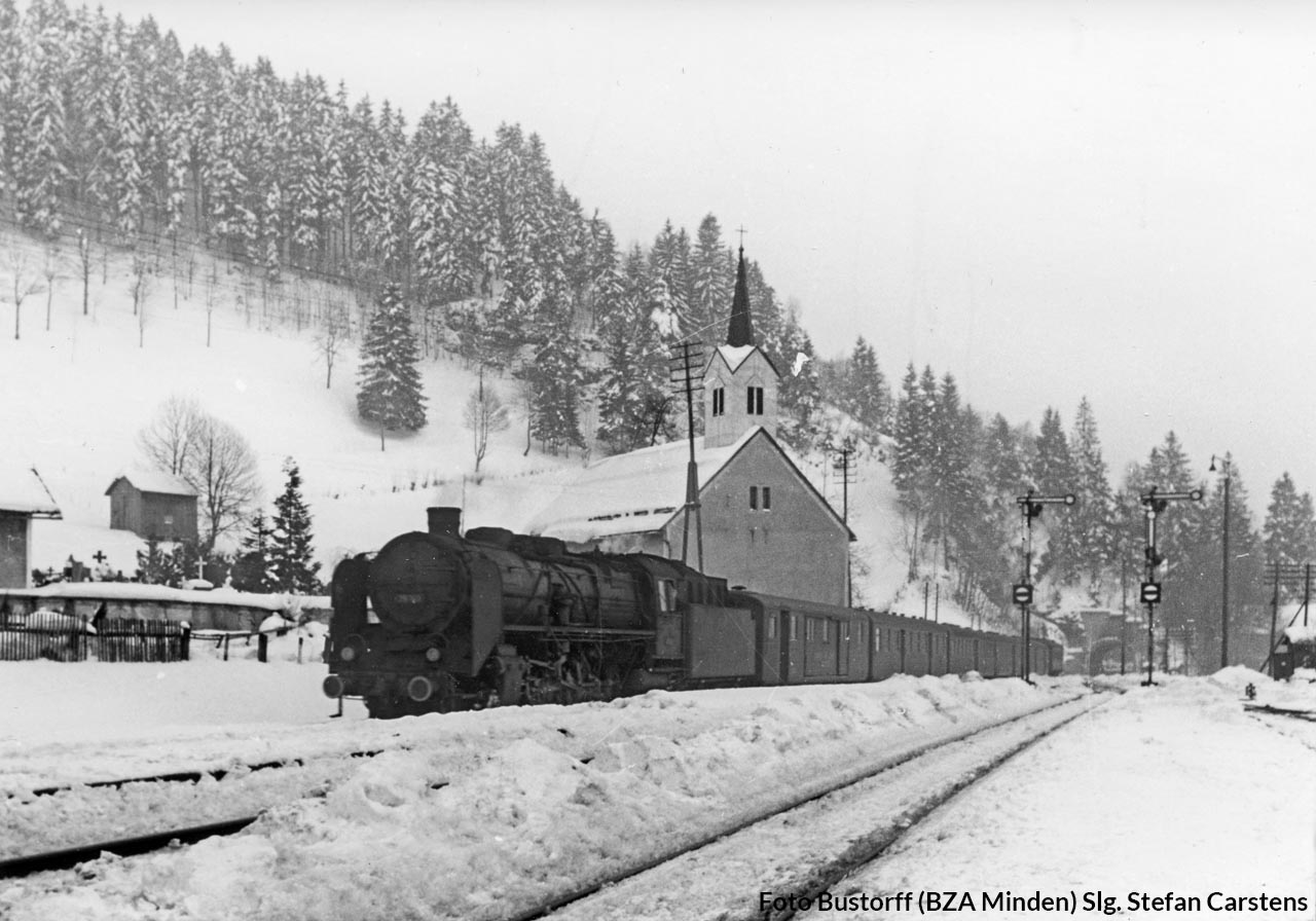 Eine 39 mit einem aus SBB-Wagen gebildeten Schnellzug im Februar 1956 in Oberstaufen
