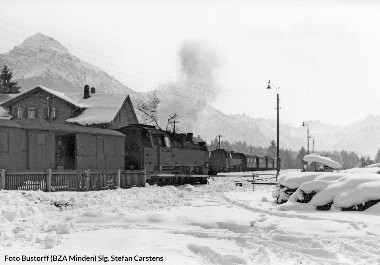 Zugbegegnung im Februar 1956 im Bf Illertissen, vorn 64 438