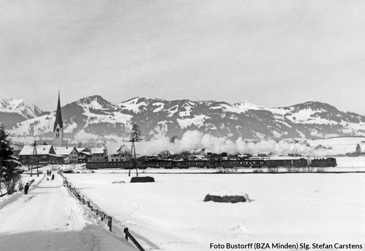 Eine 64 verlässt mit einem Eilzug Illertissen