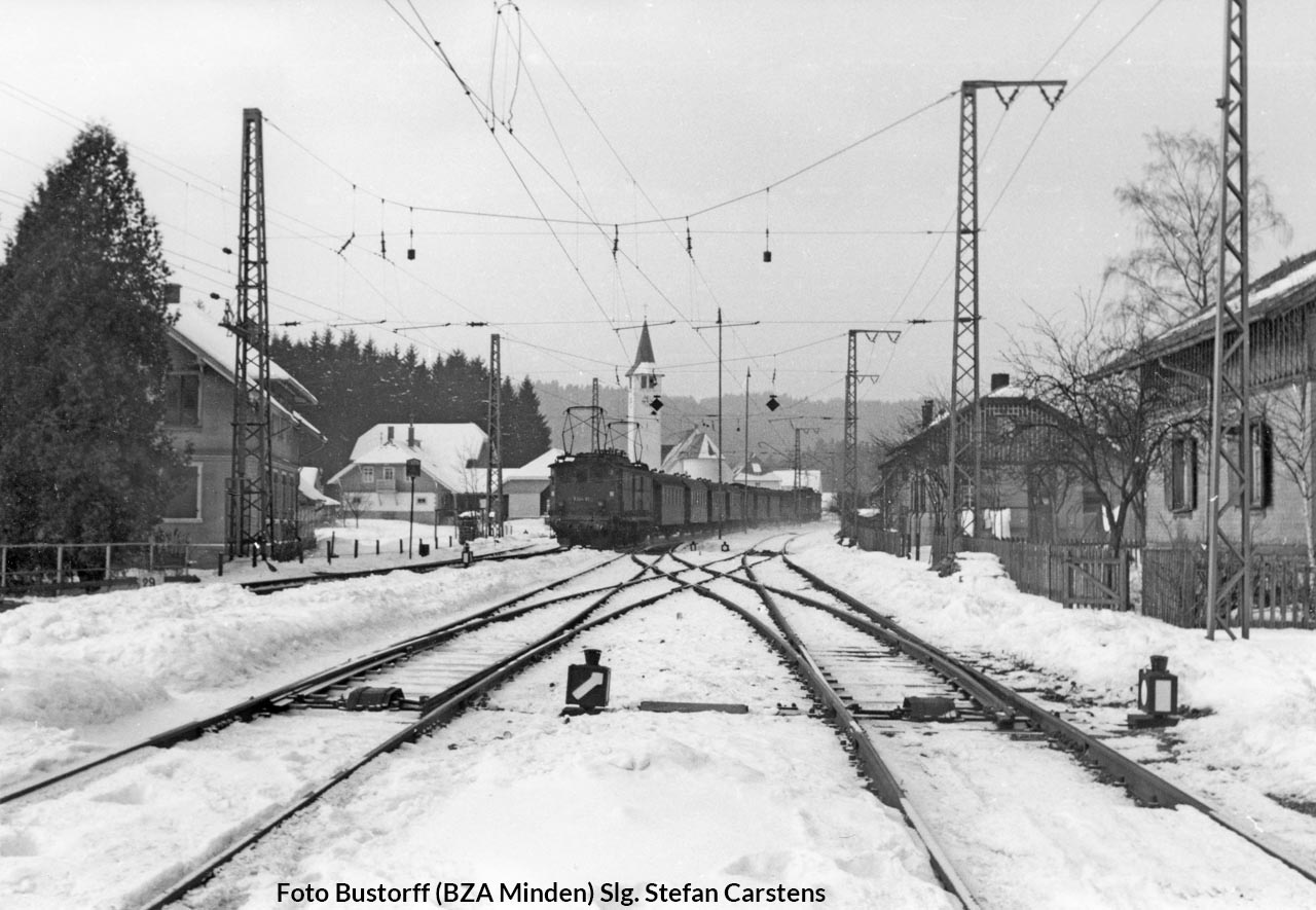 E 244 01 und am Zugschluss eine weitere E 244 im Februar 1956 auf der Höllentalbahn