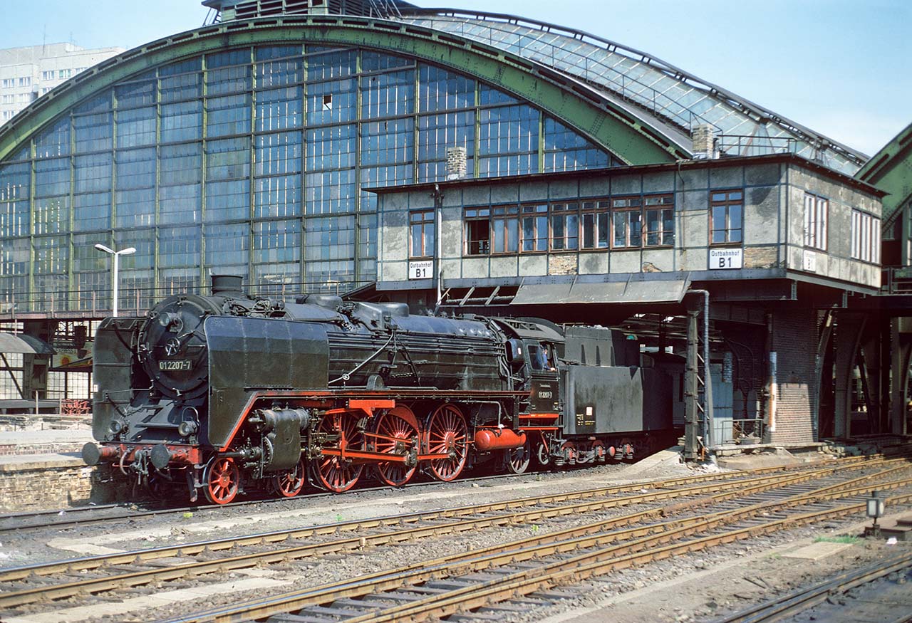 01 2207, aufgenommen am 29. Mai 1977 vor dem Stellwerk B1 in Berlin Ostbahnhof