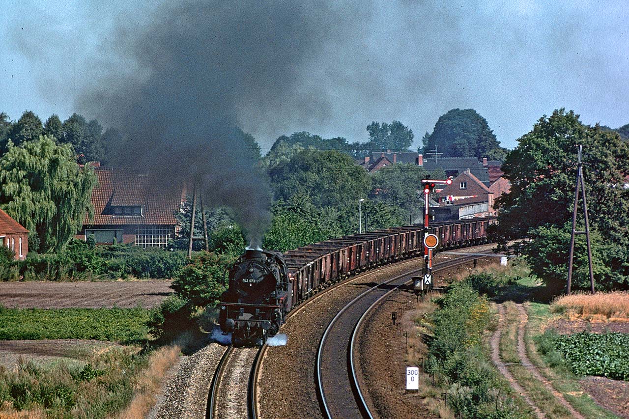 042 073 qualmte am 10. August 1976 mit dem Bauxitzug Gag 79350 Emden – Rheine durch Aschendorf.