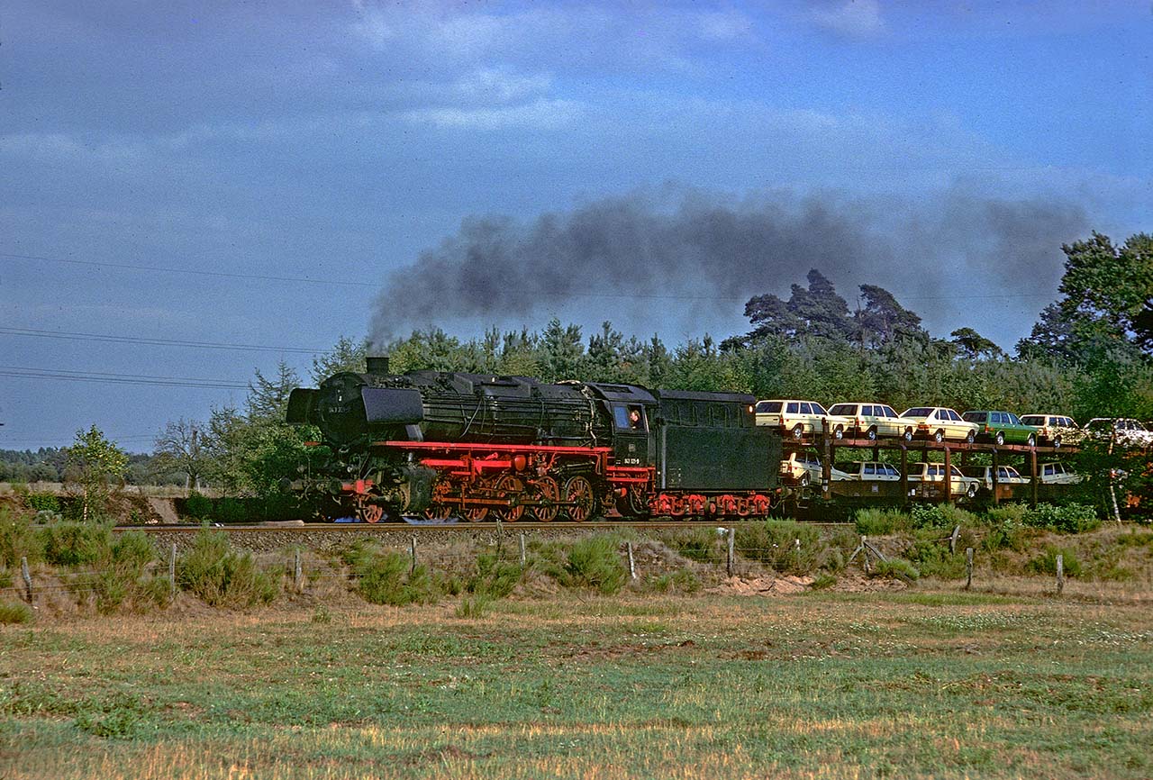 043 321 brachte am 27 Juli 1976 den VW-Zug Dg 56458 von Rheine nach Emden, das Foto entstand am Bk Mehringen.