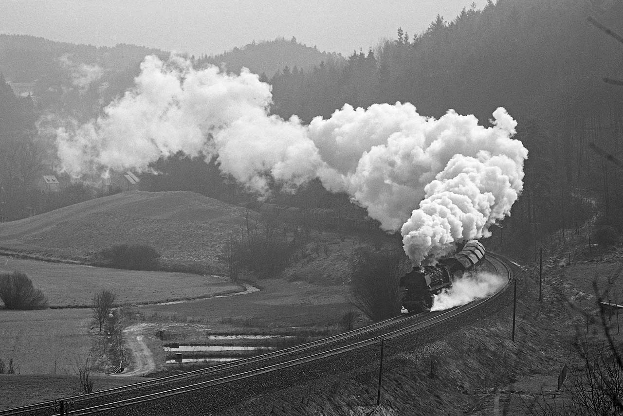 044 077 schleppt den Ng 16509 Nürnberg Rbf – Schwandorf ohne Schubunterstützung am 7. März 1974 bei Deinsdorf die Hartmannshofer Steige hinauf.