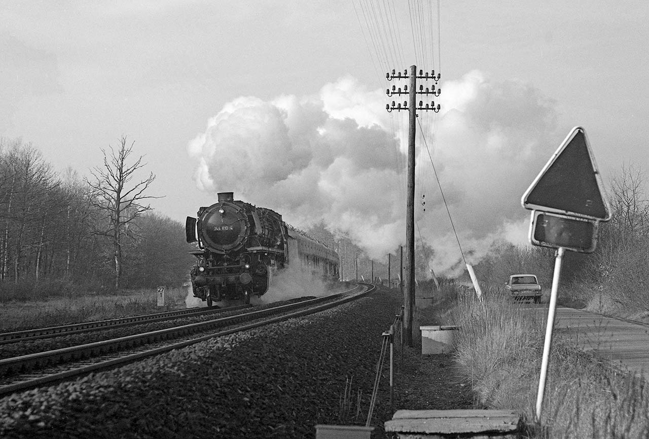 044 610 mit dem aus Ucs-Wagen gebildeten Gag 69945 Lehrte – Beddingen am 4. Januar 1974 bei Hämelerwald
