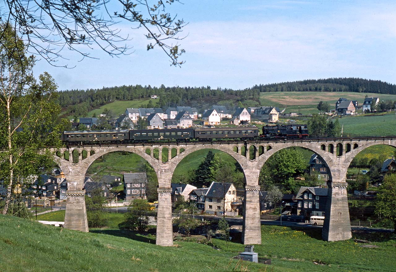 95 0004 brachte am 24. Mai 1979 den E 802 von Sonneberg nach Saalfeld und rollte auf dem Foto gerade über das Viadukt in Lichte