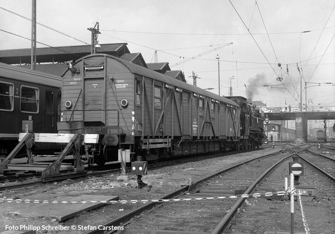 Hilfszuggerätewagen Mainz 5604 und 065 001 Bw Mainz Hbf April 1970
